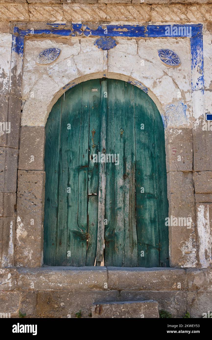 Portes anciennes de couleur grecque dans le village de Mustafapasa, Cappadoce. Turquie Banque D'Images