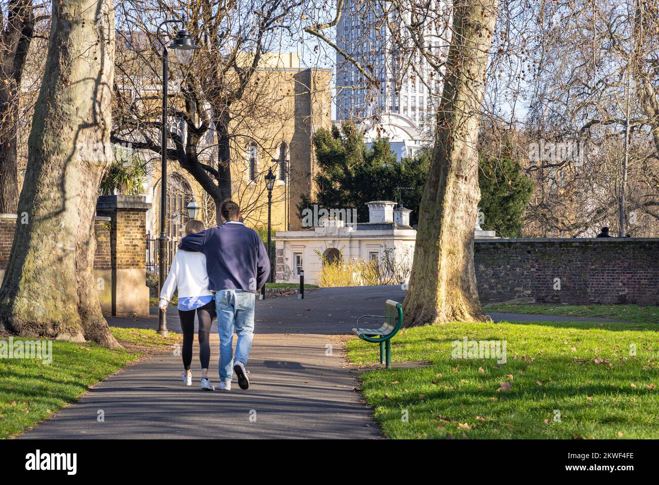 Couple marchant ensemble, London Park, Londres, Angleterre Banque D'Images