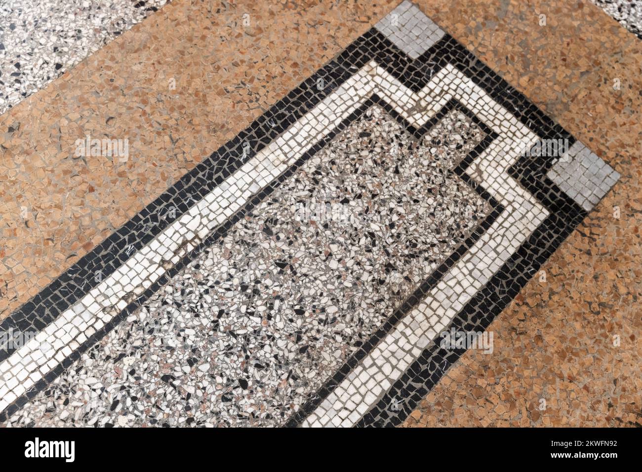 Carrelage en mosaïque de pierre antique avec motif géométrique grec, texture photo d'arrière-plan Banque D'Images