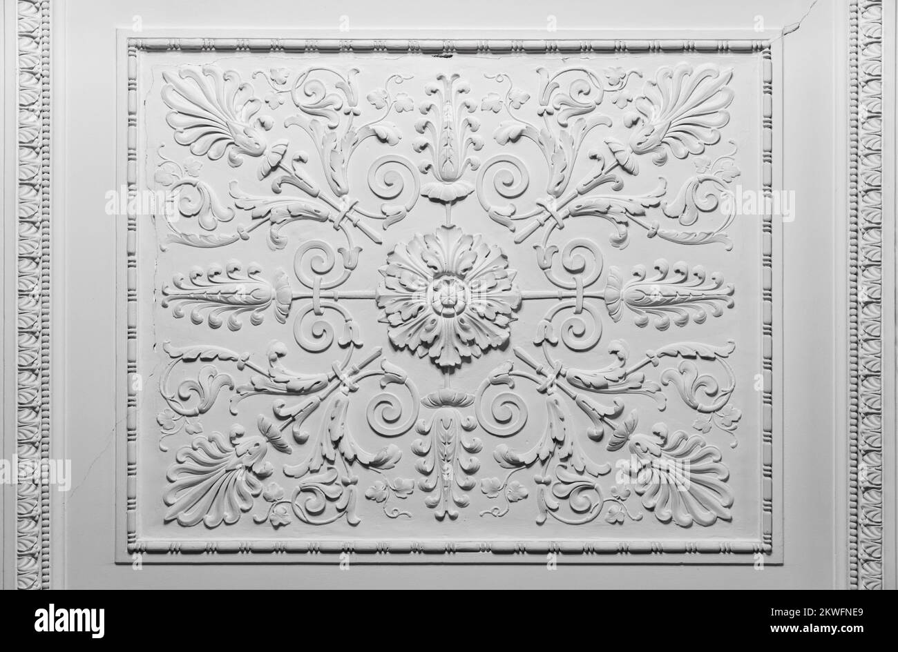 Éléments de plafond blancs de style rococo, modèle abstrait classique d'architecture Banque D'Images