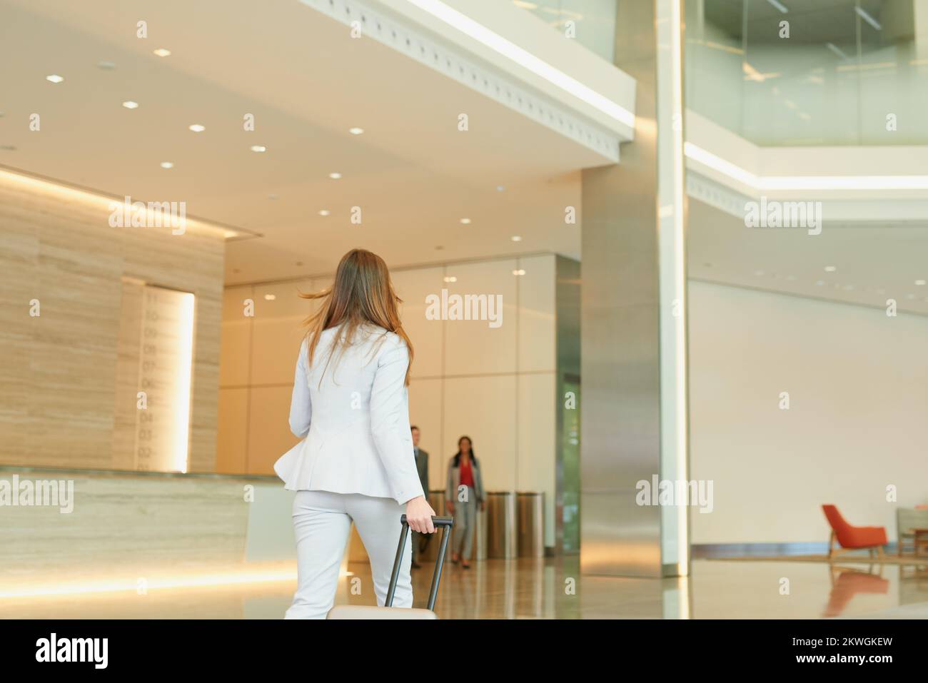 Femme d'affaires, voyage pour le travail et valise pour une conférence d'entreprise ou une retraite d'entreprise. Vue sur le dos des travailleurs, marche et voyage professionnel avec bagages Banque D'Images