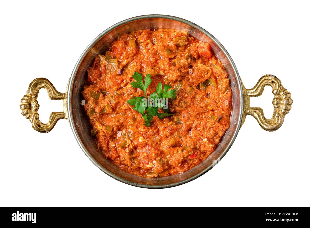 Plat traditionnel turc de menemen, composé d'œufs, d'oignons, de poivrons et de tomates sur fond blanc Banque D'Images