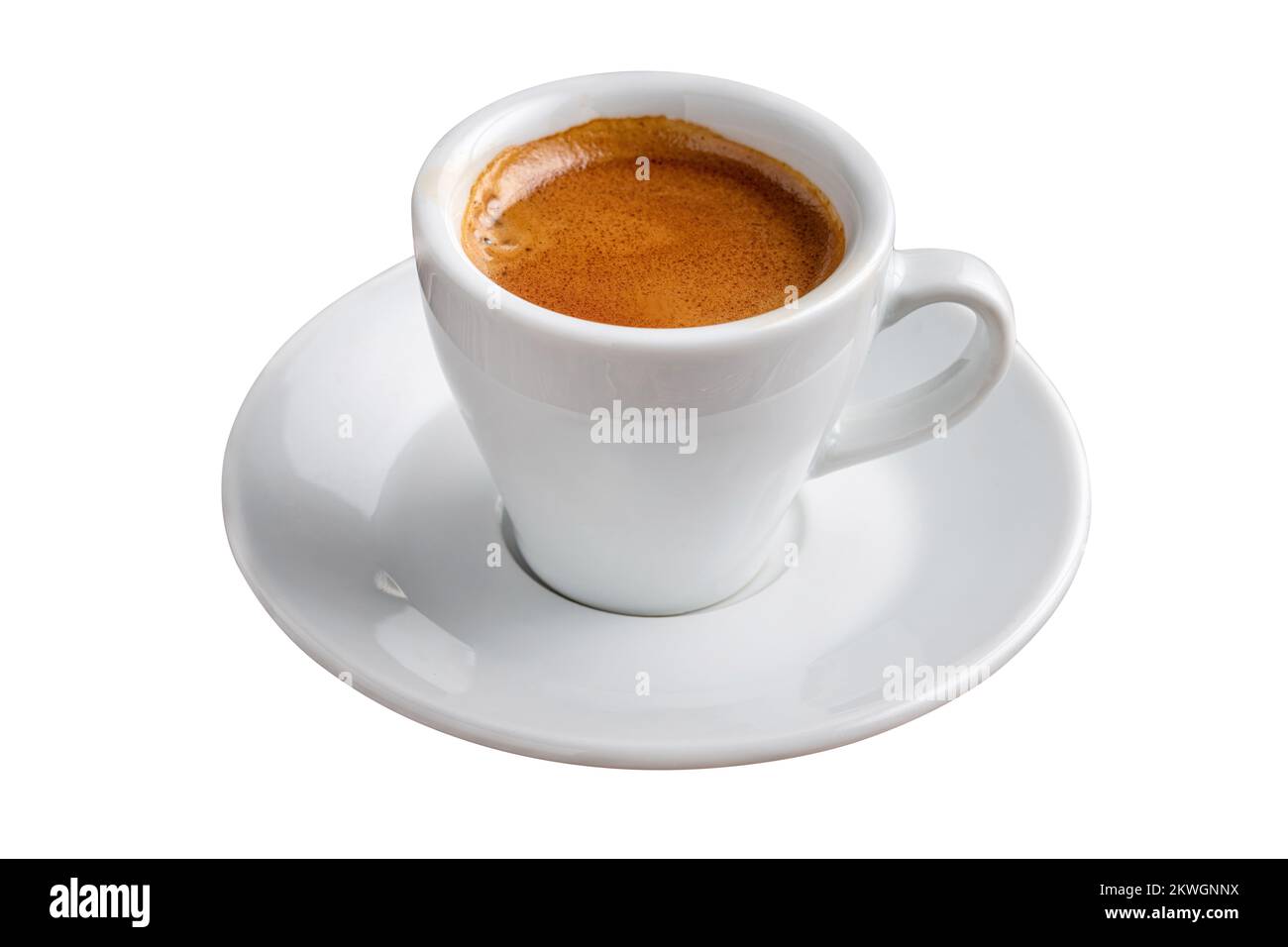 Espresso frais dans une tasse de café en porcelaine blanche sur un fond blanc isolé Banque D'Images