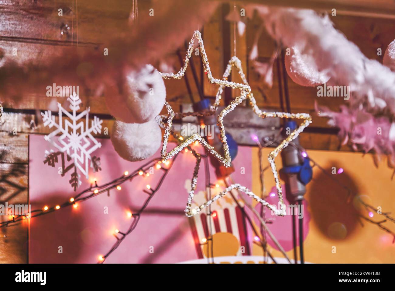 Des boules de Noël roses et des boules Gerland décorent la salle des filles Teen pendant Noël. Banque D'Images
