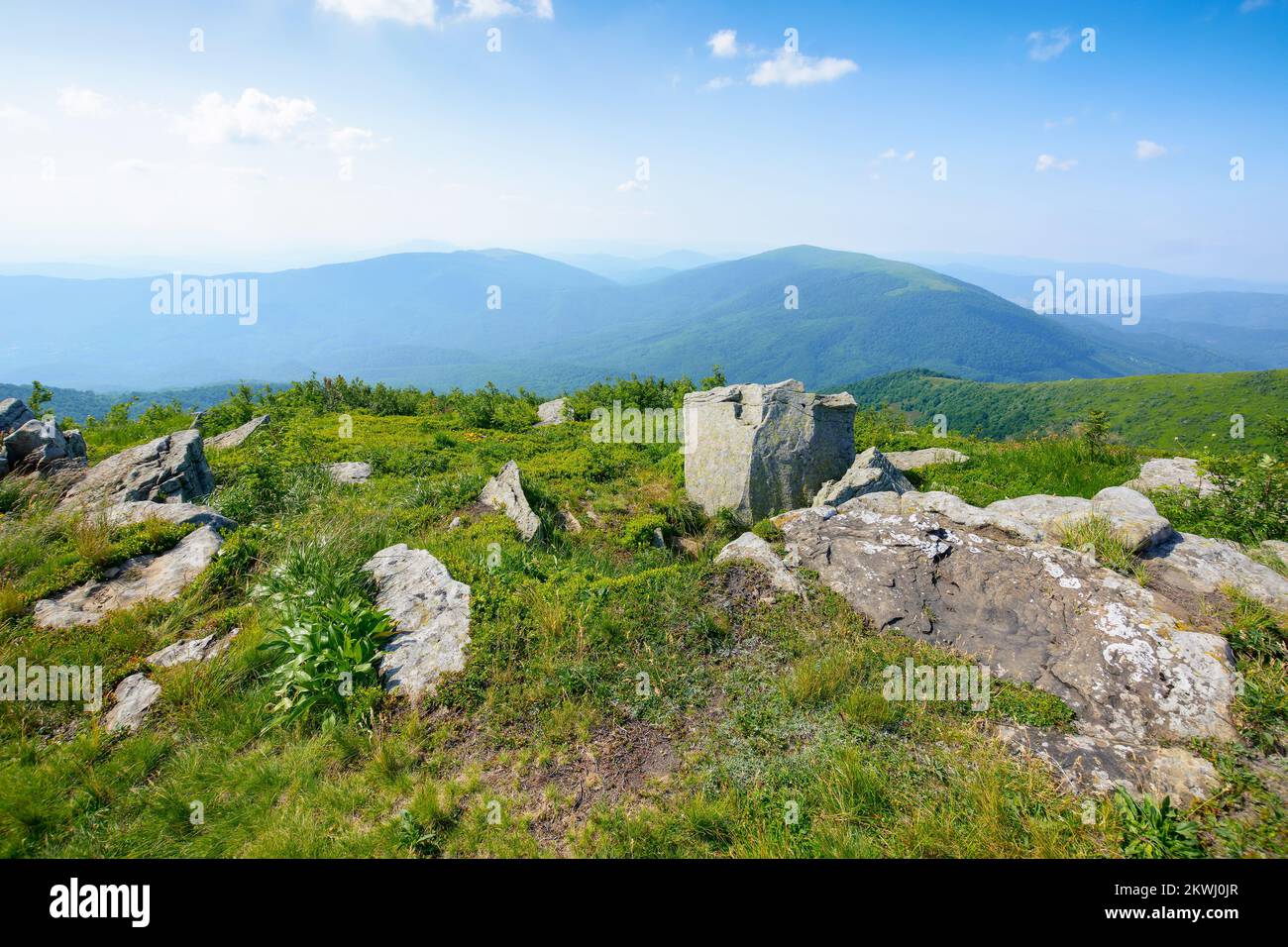 campagne carpathienne en été. paysage de montagne avec vue sur la crête et la vallée alpine. pierres sur la prairie herbeuse dans l'après-midi Banque D'Images