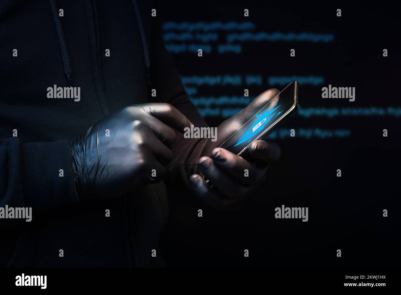 Un cybercriminel qui enfreint le système de sécurité d'un téléphone cellulaire pour accéder aux données personnelles et bancaires d'un utilisateur. Risque d'hameçonnage Banque D'Images
