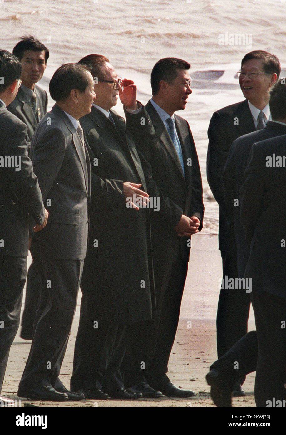 Le président du Repubilc populaire de Chine Jiang Zemin visite Hac sa Beach, Macao, à côté du vice-premier ministre Qian Qichen (à gauche) et du directeur général de Macao Edmund Ho Hau-wah. ***NE PAS UTILISER DE PUBLICITÉ*** Banque D'Images