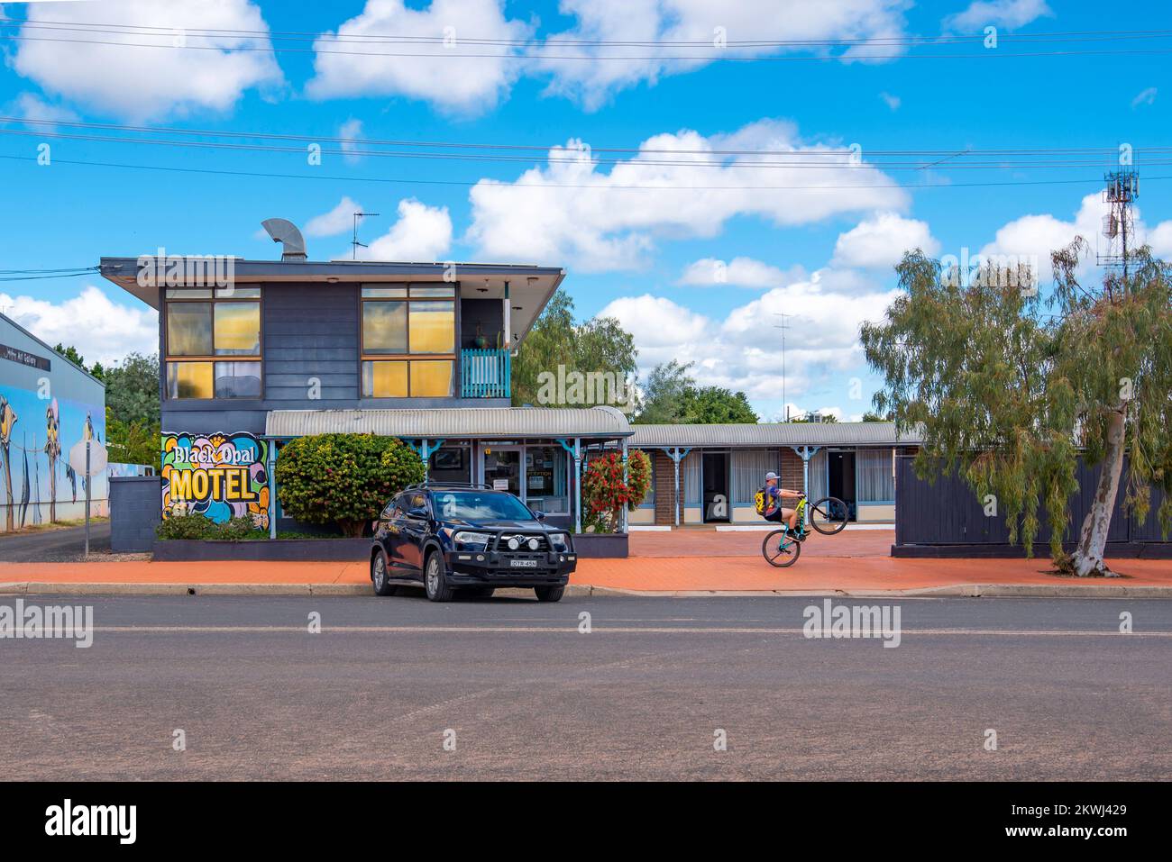Le Black Opal Motel à Opal Street Lightning Ridge, Nouvelle-Galles du Sud, Australie avec ses fenêtres réfléchissantes de couleur opale Banque D'Images