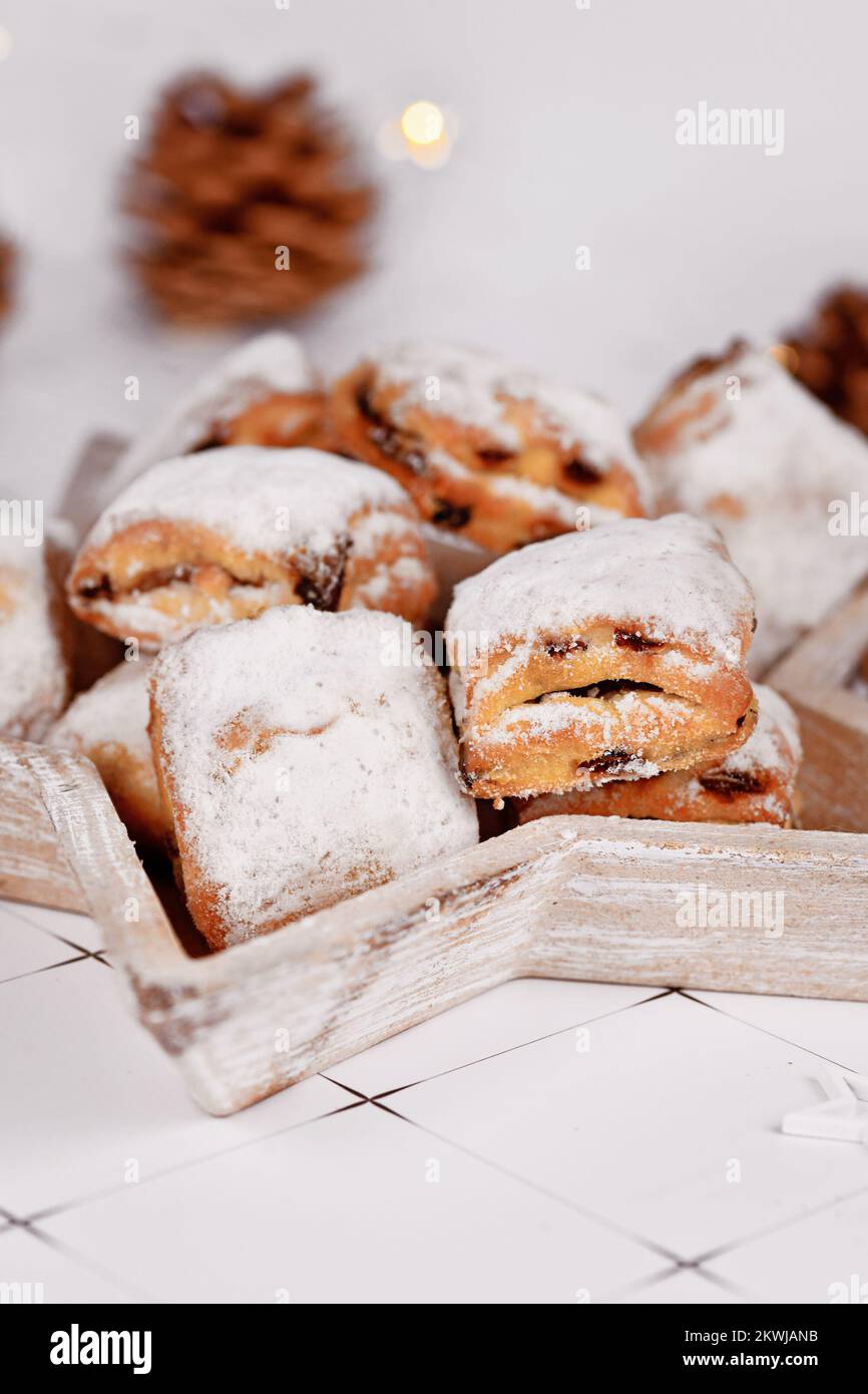 Petits morceaux de gâteau allemand Stollen, pain aux fruits aux noix, épices et fruits secs au sucre en poudre traditionnellement servi pendant les fêtes Banque D'Images