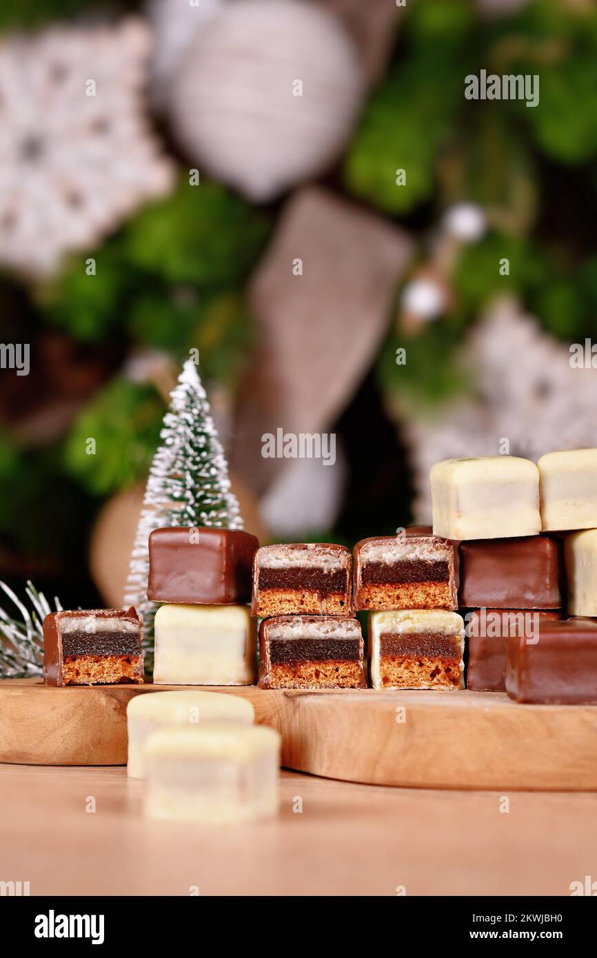 Bonbons traditionnels allemands appelés « Dominosine ». Bonbons de Noël composés de pain d'épice, de gelée et de couches de massepain recouvertes de cho brun et blanc Banque D'Images