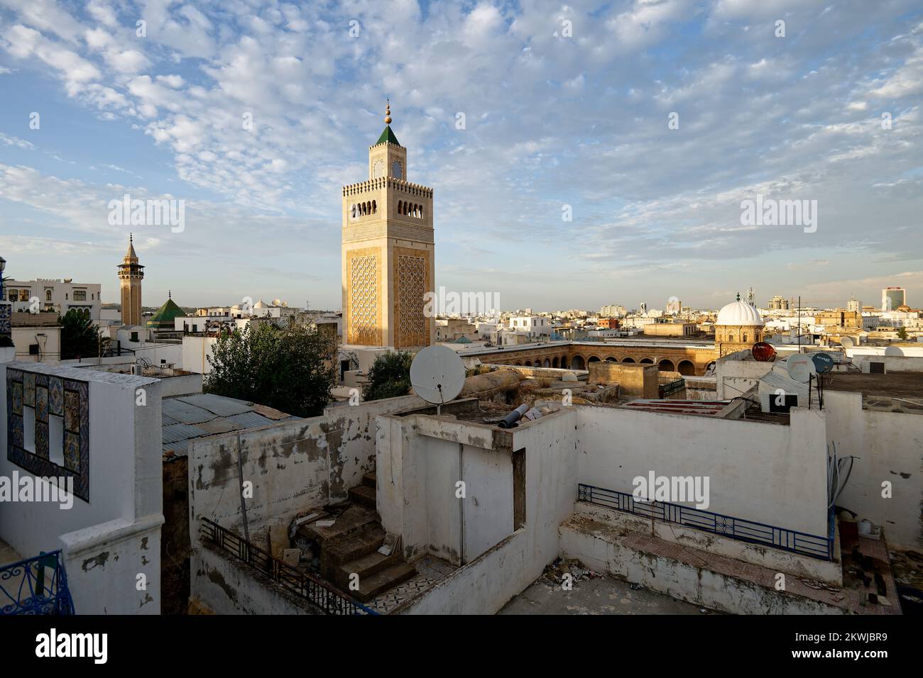 Vieille médina de Tunis. Environ 700 monuments, dont des palais, des mosquées, des mausolées, des madrasas et des fontaines, témoigner de cette ville historique remarquable. Banque D'Images