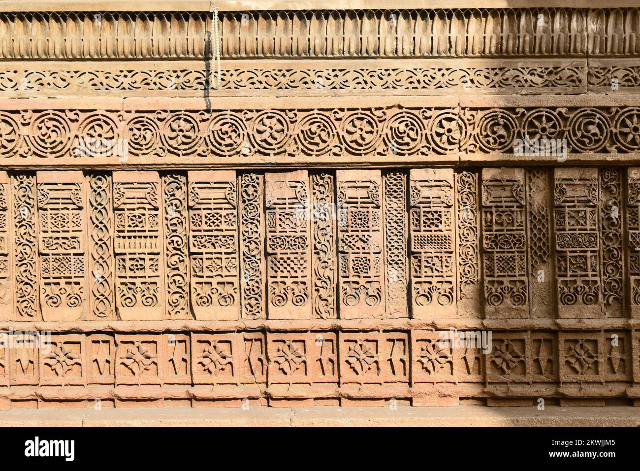 Tombe de Rani SIPRI à Masjid-e-nagina, détails de sculpture de pierre de mur extérieur, architecture islamique, construit en A.H. 920 (A.D. 1514) par Rani Sabrai pendant t Banque D'Images
