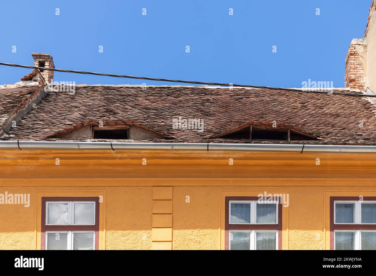 Les yeux célèbres de Sibiu sont en fait des fenêtres en forme d'bizarrement et les maisons les utilisent comme système de ventilation pour leurs attiques, qui ont été utilisés pour stocker des produits Banque D'Images