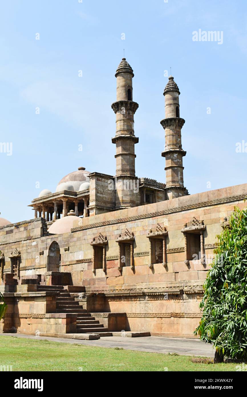 Jami Masjid vue arrière et entrée sud étape vers Masjid avec des sculptures complexes en pierre, un monument islamique a été construit par Sultan Mahmud Begada i Banque D'Images