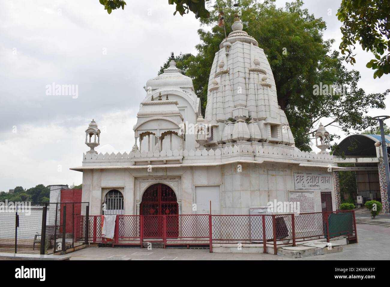 Temple Vishvanath Mahadev, façade, image horizontale, près du lac Kankaria Ahmedabad, Gujarat, Inde Banque D'Images