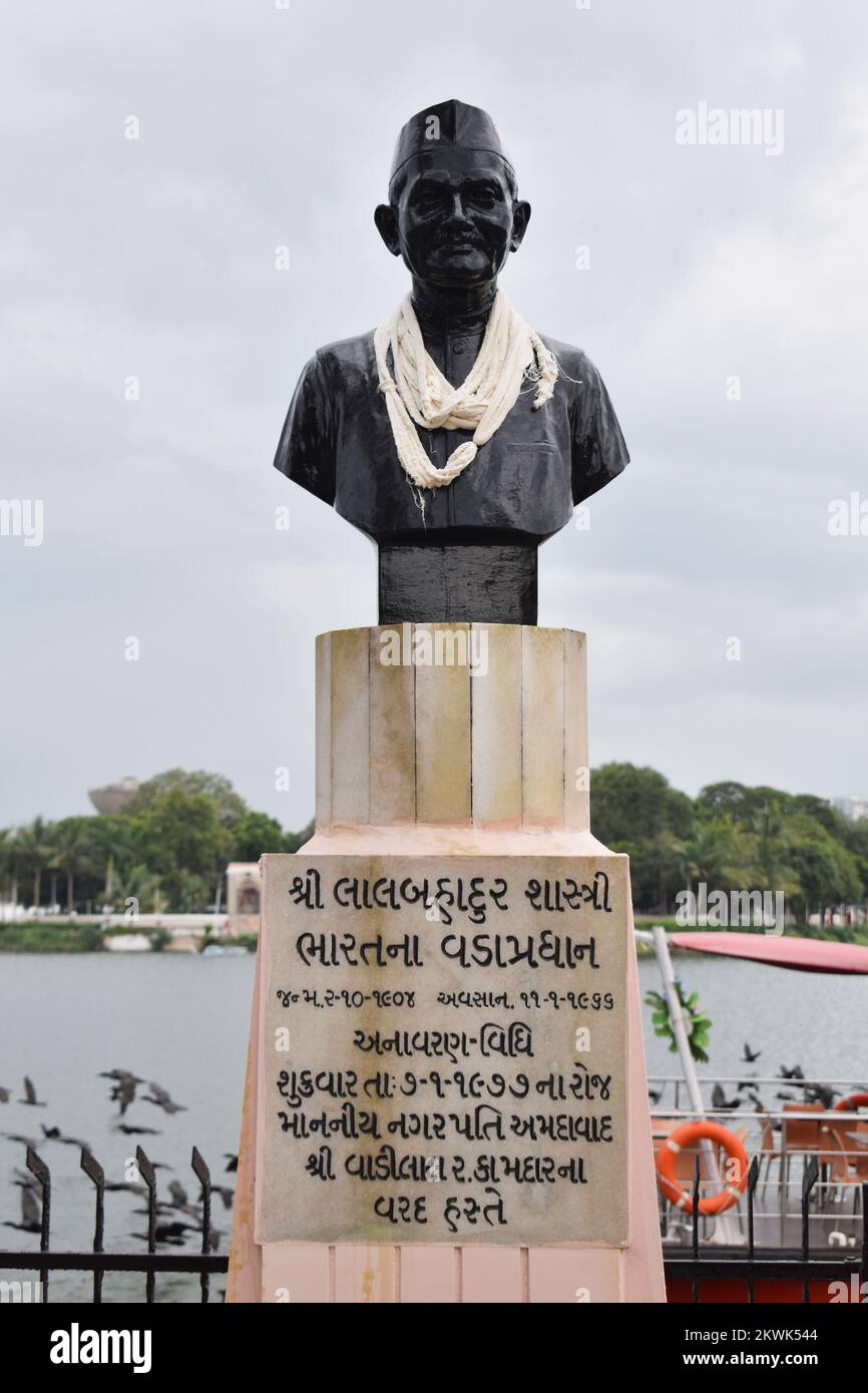 Statue de l'ancien Premier ministre de l'Inde Lal Bahadur Shastri près du lac Kankaria, Ahmedabad, Gujarat, Inde Banque D'Images