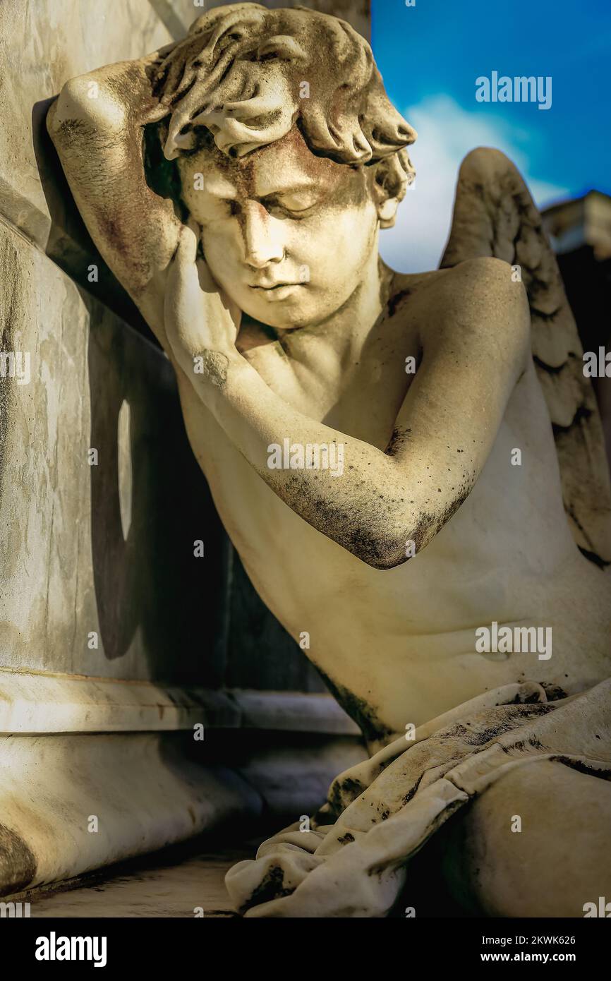 Jeune Ange triste et beau fragile, cimetière de Recoleta, Buenos Aires Banque D'Images