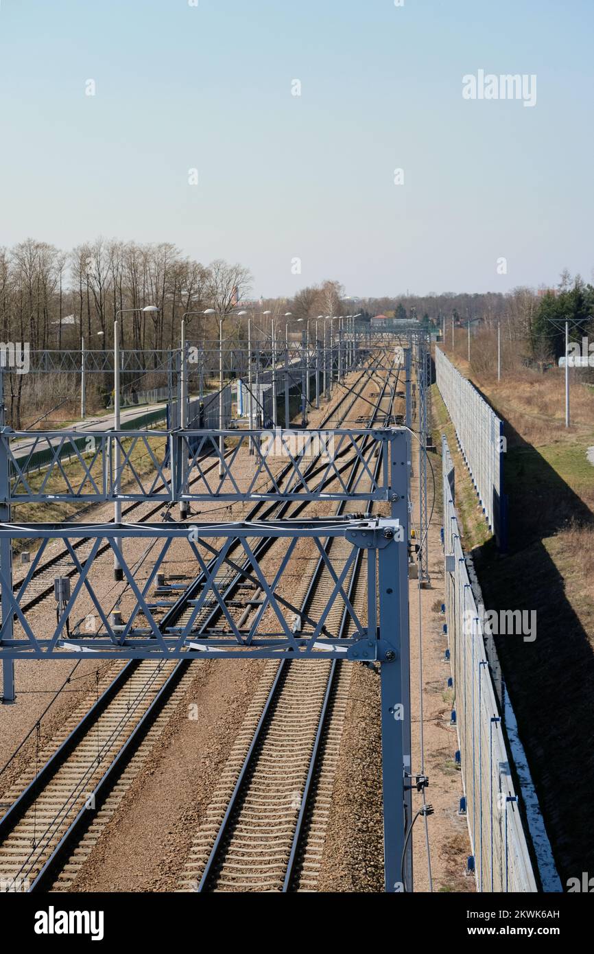 Infrastructure de l'industrie ferroviaire, des voies et de la traction ferroviaire dans la campagne polonaise Banque D'Images