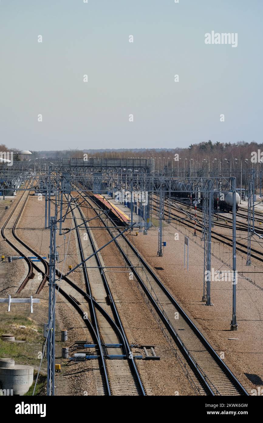 Infrastructure de l'industrie ferroviaire, des voies et de la traction ferroviaire dans la campagne polonaise Banque D'Images