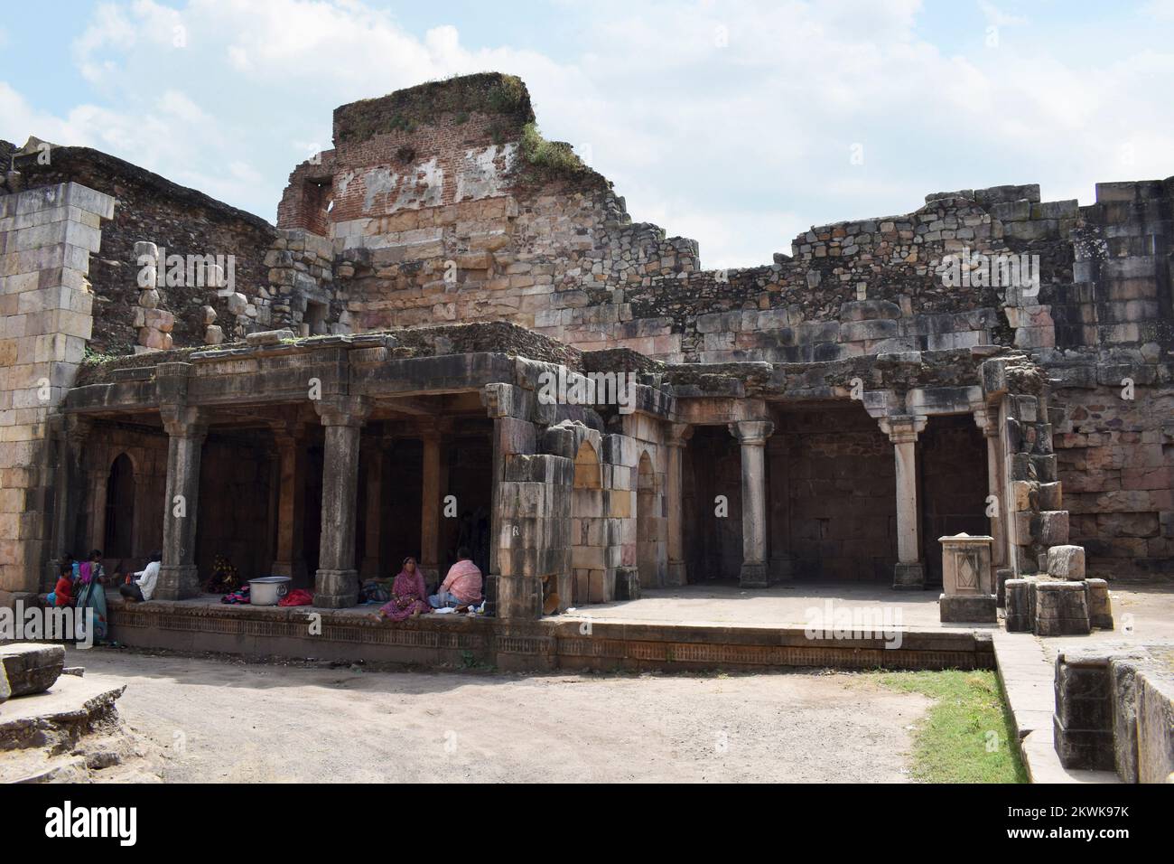 INDE, GUJRAT, CHAMPANER, octobre 2022, Tourisme au fort de Champaner près de la porte n° 2, arches d'architecture, colonnes et villageois, Un patrimoine mondial de l'UNESCO Banque D'Images