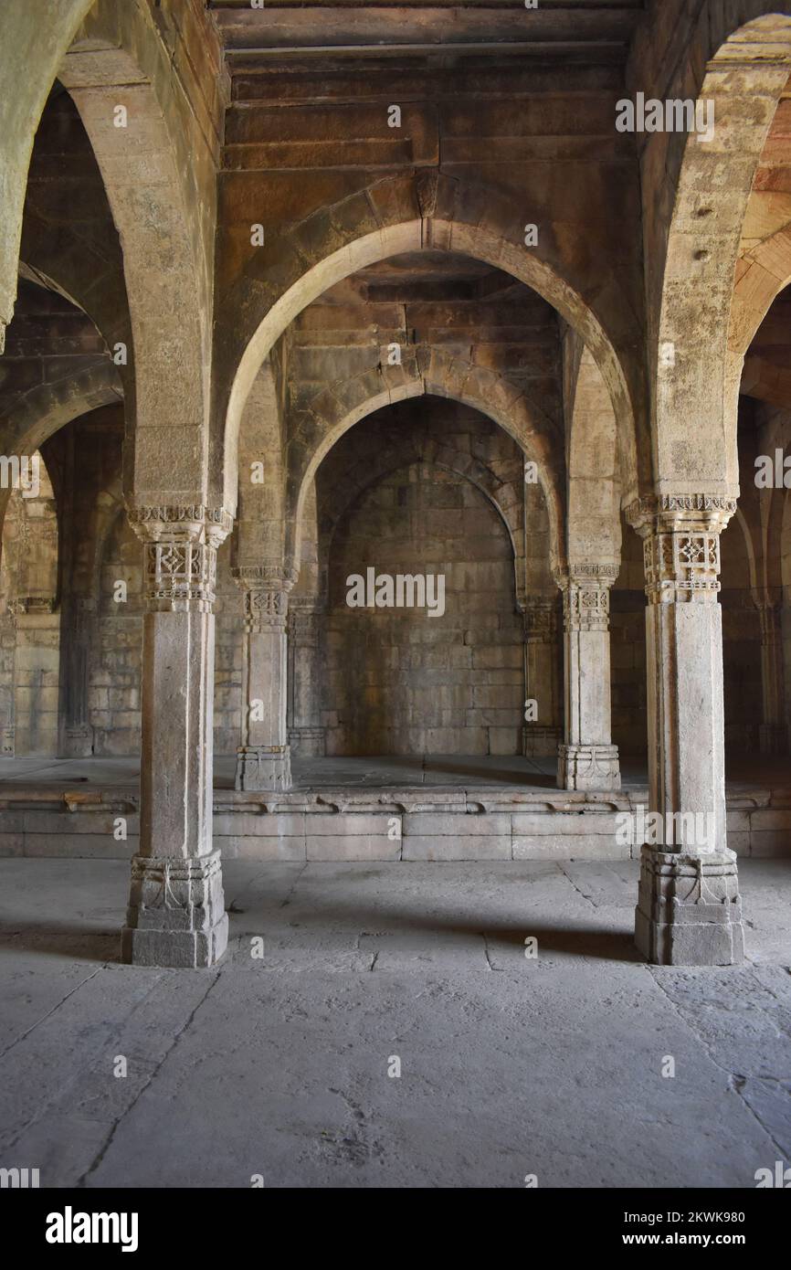 Mandvi ou Custom House, intérieur, structure en pierre avec sculptures, arches architecturales et colonnes, construit par Sultan Mahmud Begada 15th - 16th siècle. Banque D'Images