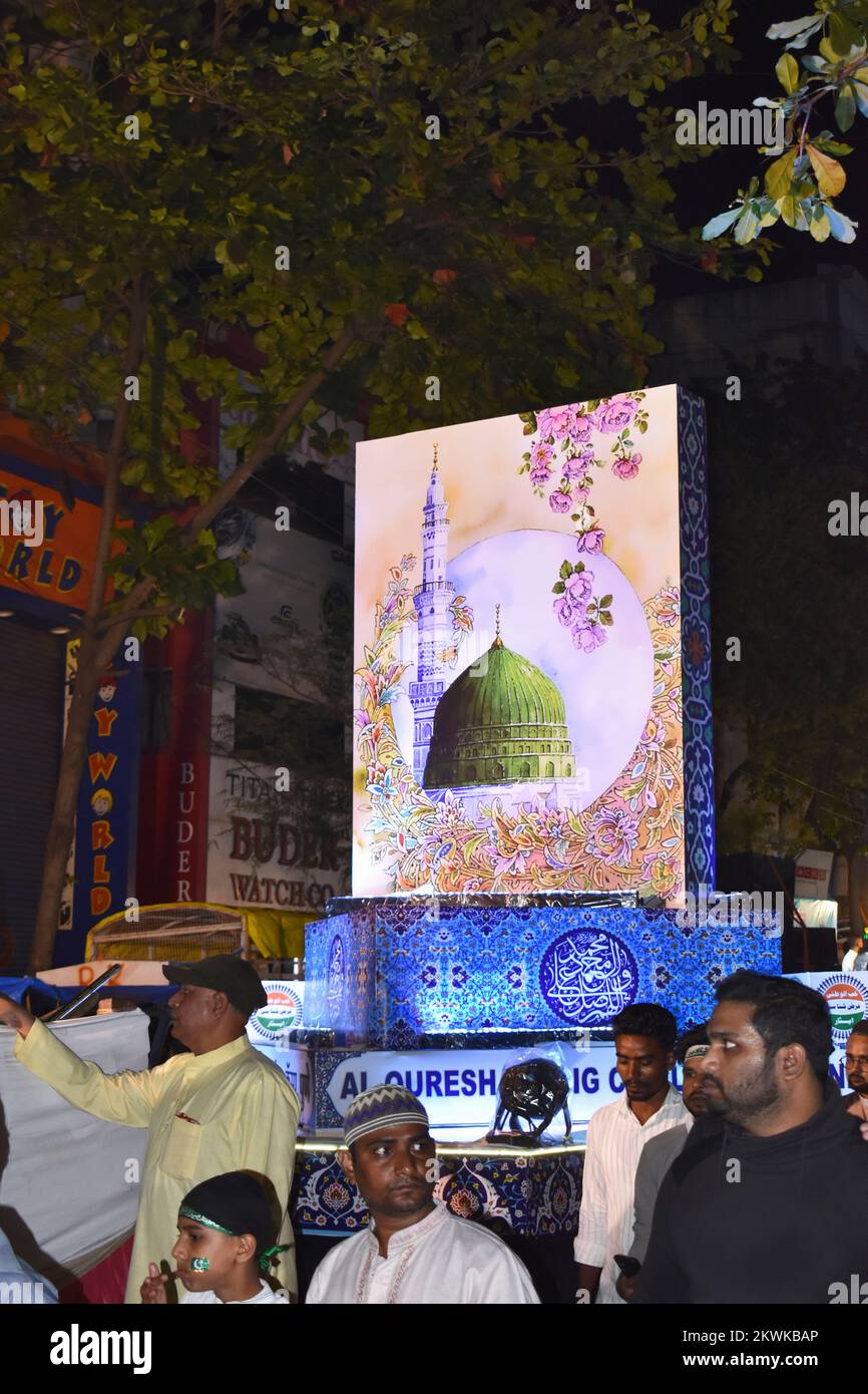 INDE, MAHARASHTRA, PUNE, octobre 2022, les gens pendant le festival Eid Milad-un-Nabi - Green Dome ''Gumbad e Khizra'', panneau flexible rétro-éclairé décoratif, Pune Banque D'Images