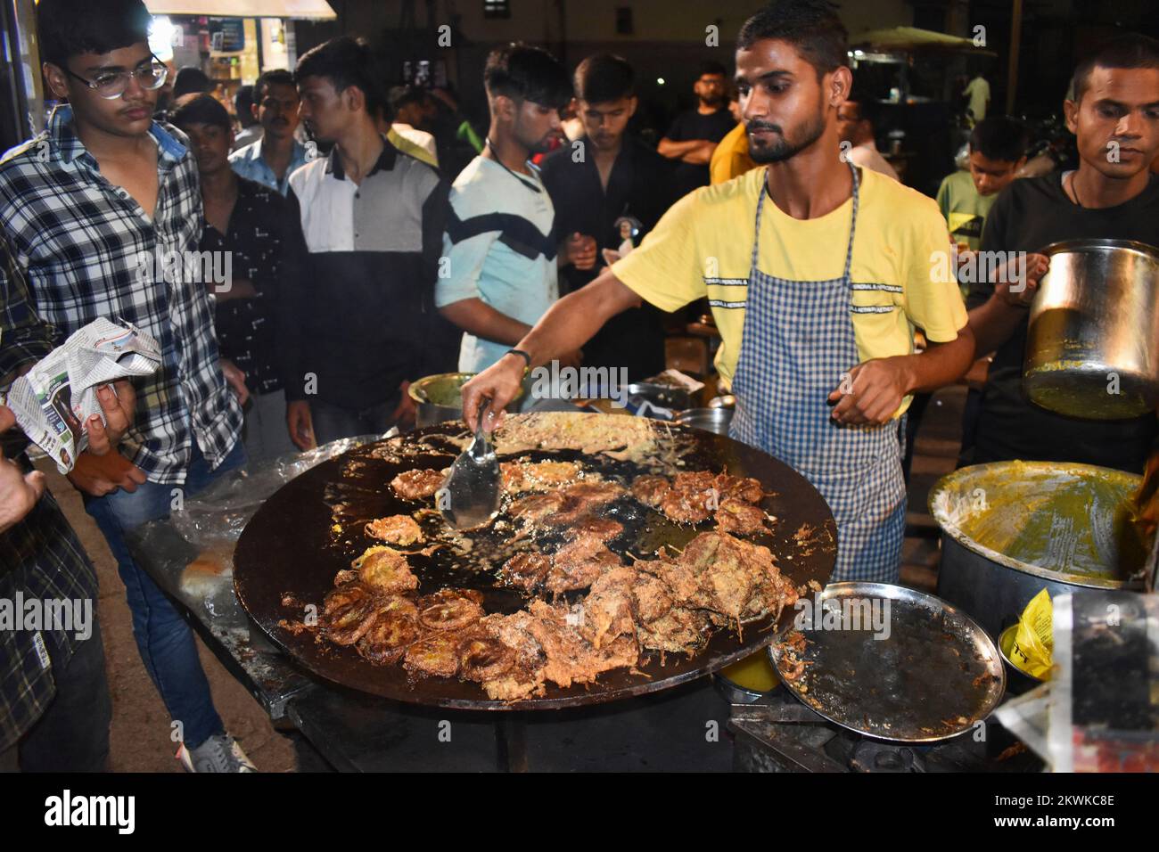 INDE, MAHARASHTRA, PUNE, octobre 2022, Un homme friture du boeuf Kebab à vendre sur une rue animée de Camp Banque D'Images