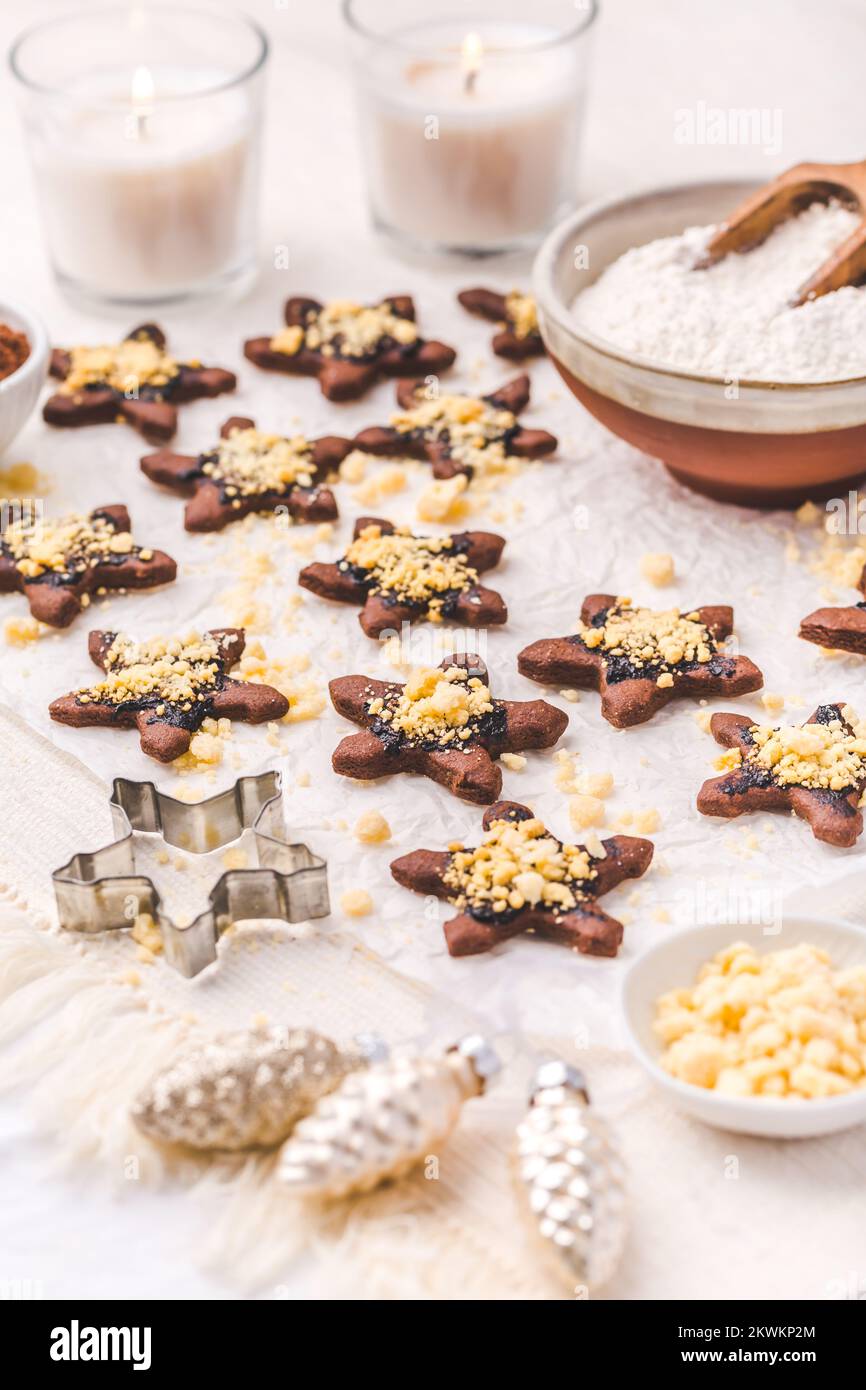 Cuisson de Noël - biscuits au chocolat faits maison avec des saupoudres et des ingrédients de cuisson Banque D'Images