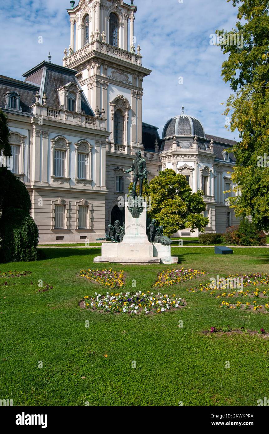 Le palais des Festetics est un palais baroque situé dans la ville de Keszthely, Zala, Hongrie. Le bâtiment abrite maintenant le musée du Palais Helikon. Keszthely Banque D'Images
