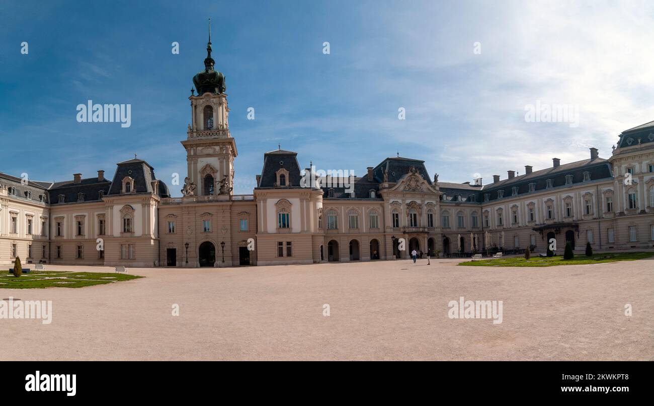 Le palais des Festetics est un palais baroque situé dans la ville de Keszthely, Zala, Hongrie. Le bâtiment abrite maintenant le musée du Palais Helikon. Keszthely Banque D'Images