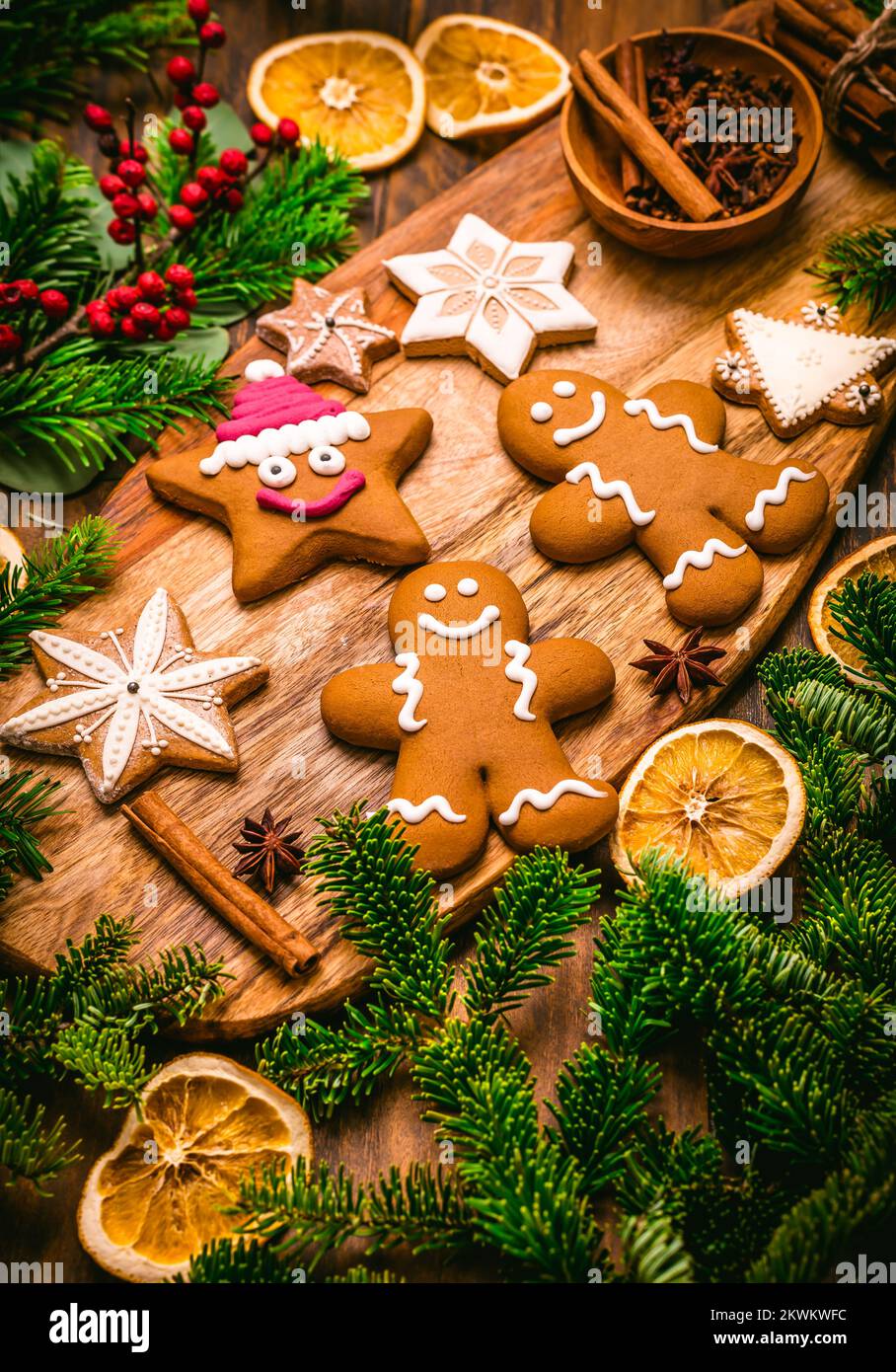 Pain d'épice de Noël et biscuits aux épices et à l'orange séché. Cuisson de Noël Banque D'Images