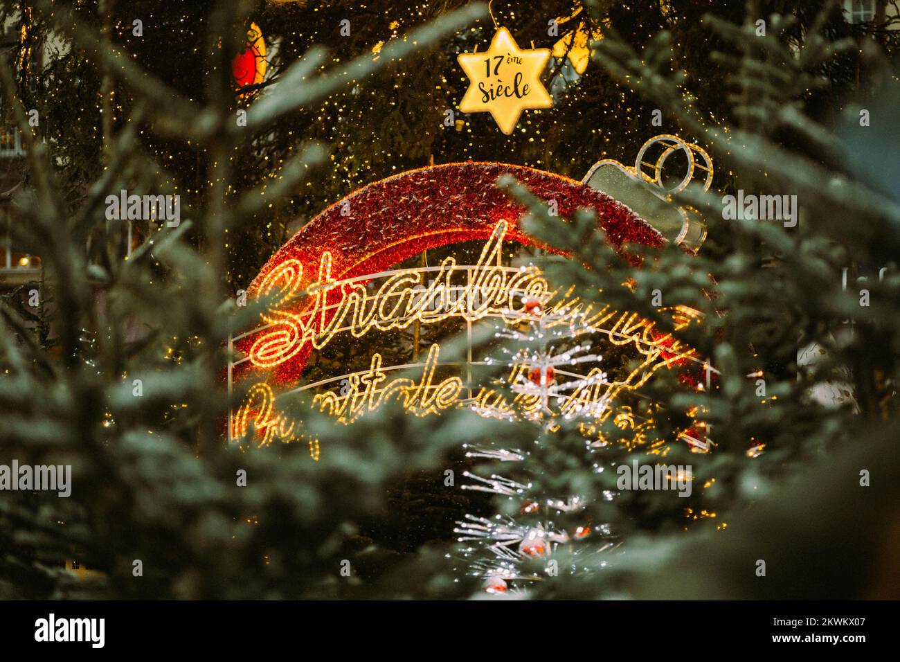 STRASBOURG, FRANCE - décembre 2017 - décorations de boules de Noël et enseigne Strasbourg Capital de Noel dans le centre-ville place Kleber Banque D'Images