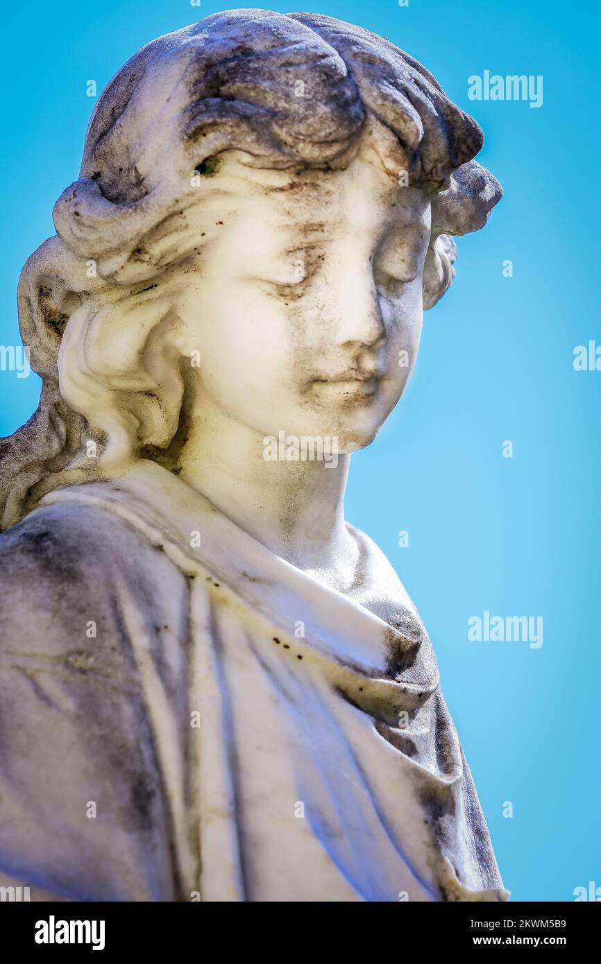 Jeune et belle Vierge Marie fragile, cimetière de Recoleta, Buenos Aires Banque D'Images