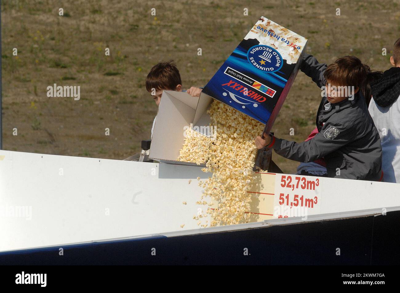 Battre le record Guinness en préparant la plus grande boîte de pop-corn au monde en face du centre commercial Avenue Mall. Le record précédent, qui a depuis 2005 l'Espagne a été tenue à 48 m3 de pop-corn, a été réduit avec un total de 52,59 m3 pop-corn croquant préparé par le personnel de Cineplexx. Le pop-corn est rempli jusqu'au sommet de la boîte de hauteur et de largeur de 5,7 2,5 à 3,5 mètres placés en face de l'entrée principale Avenue Mall. Banque D'Images