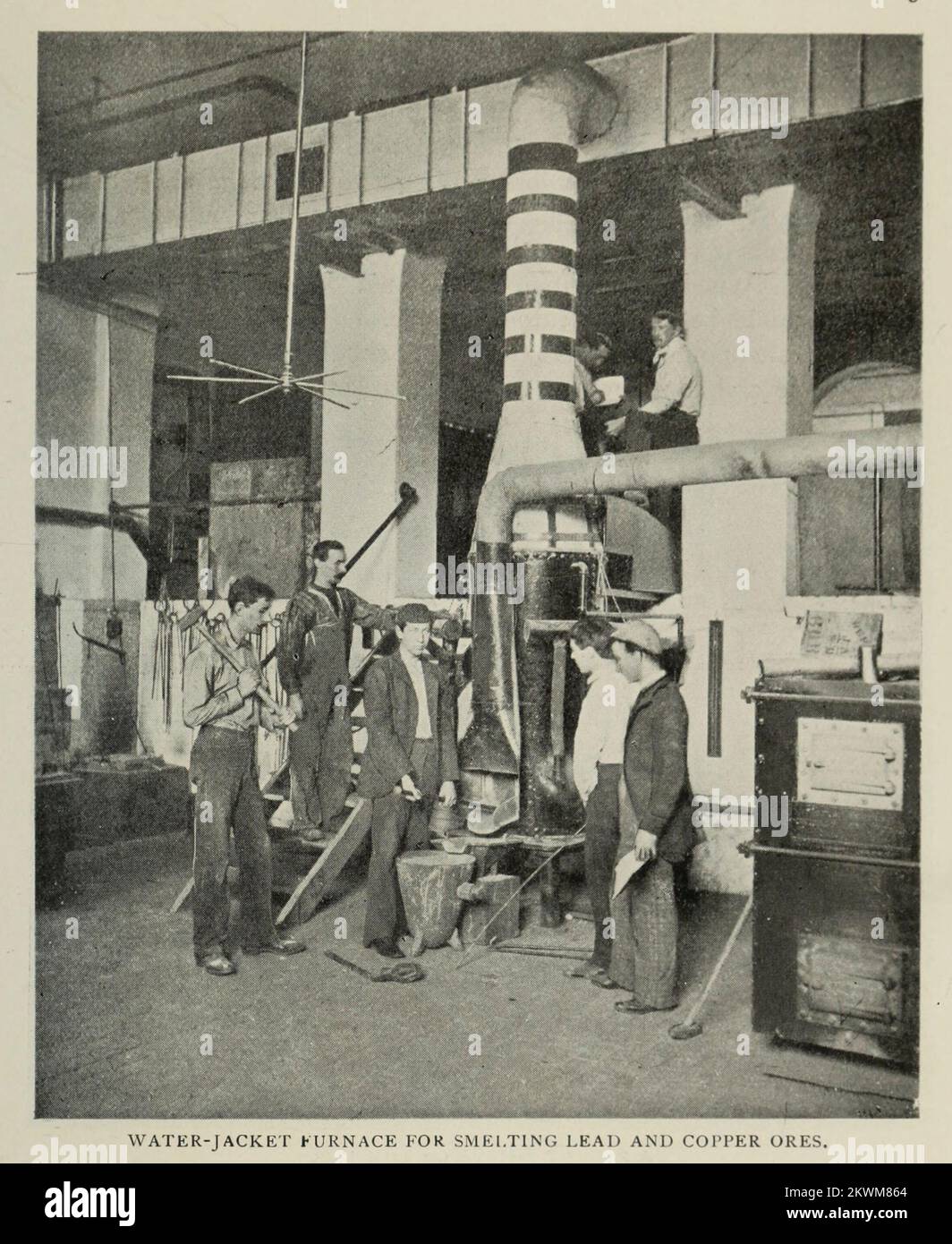 FOUR À JAQUETTE D'EAU POUR LA FUSION DE MINERAIS DE PLOMB ET DE CUIVRE. De l'article FORMATION PRATIQUE EN LABORATOIRE POUR LES MÉTALLURGISTES. Par le professeur Rohcrt H. Richards du magazine Engineering CONSACRÉ AU PROGRÈS INDUSTRIEL Volume VIII avril à septembre 1895 NEW YORK le magazine Engineering Co Banque D'Images