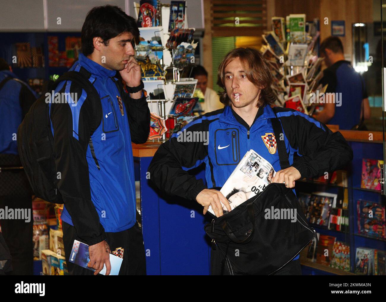 Vedran Corluka et Luka Modric attendent le départ pour la Turquie où sur 11 novembre 2011 ils joueront contre l'équipe nationale de Turquie pour la qualification aux championnats européens de football en Ukraine et en Pologne 2012th. Banque D'Images