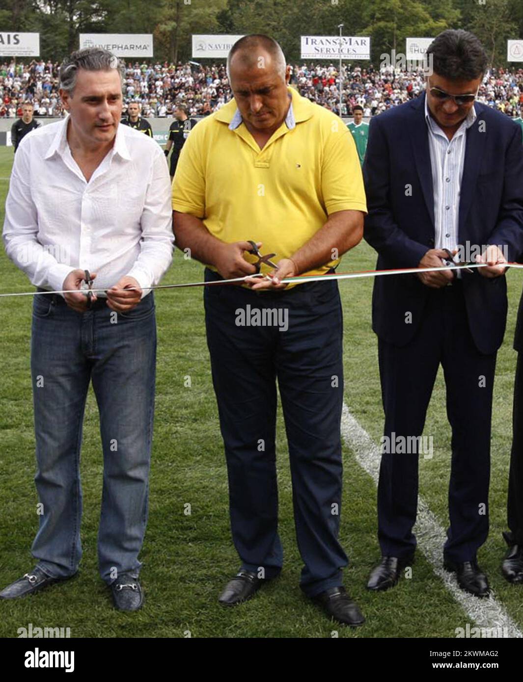 Cérémonie d'ouverture de la PFC Ludogorets Arena. Kiril Domuschiev (L) propriétaire de PFC Ludogorets Razgrad, avec le politicien Boyko Borisov (c) Premier ministre de Bulgarie et Borislav Mikhaïlov (r) président de BFS Fa bulgare) Banque D'Images