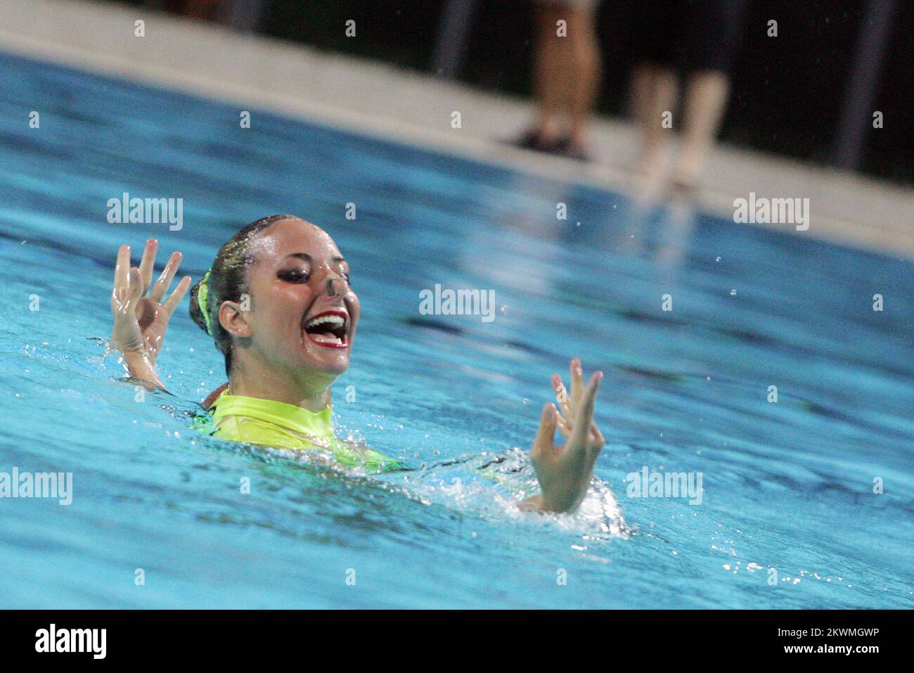 18.08.2012., Zagreb, Croatie - libération de lanternes dans l'air et feux d'artifice dans les piscines extérieures Mladost, ouvert sont 7 Jeux européens de dialyse et de transplantation, organisé par l'Association croate de la transplantation. Le jeu a été ouvert par le ministre de la Santé et du bien-être social, Rajko Ostojic. Depuis que les athlètes croates transplantés et dialysés remportent le plus de médailles aux jeux dans le monde et en Europe, le croate est en Europe a pris l'initiative du nombre de transplantations réalisées et engagées de donneurs par million d'habitants, La Fédération européenne des Jeux de la transplantation et de la dialyse a confié le maintien de celui de cette année Banque D'Images