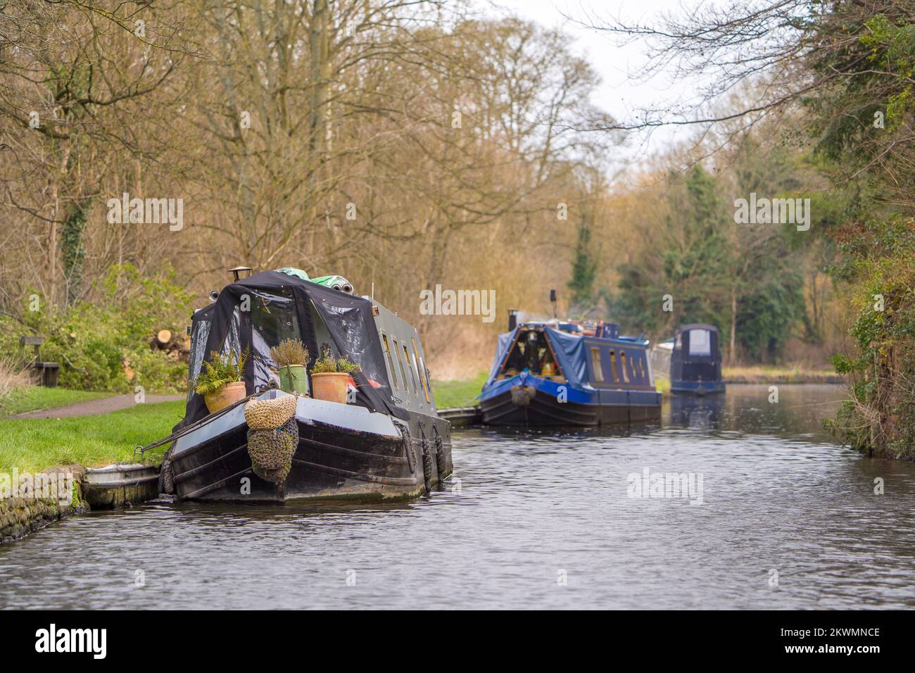 Des bateaux-canaux amarrés sur le canal le matin d'hiver froid. Banque D'Images