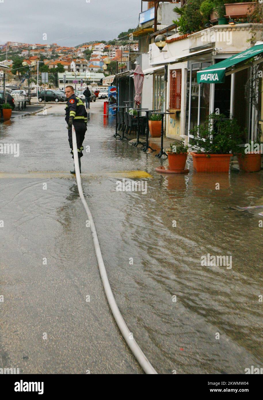 01.11.2011. Croatie, Sibenik - ce soir, Dalmatie a été frappé par la forte tempête et le vent du sud de la force des gales qui a entraîné de fortes pluies. Les rafales de vent les plus fortes ont été dans Split classé 112 km / h, en raison des niveaux élevés de la mer inondée partie de la côte. En ville, la pluie de Sibenik et les hautes marées ont inondé le front de mer, les parcs de stationnement, les routes et autres zones publiques le long de la côte, et la mer a pénétré dans le sous-sol et les maisons et dépendances au rez-de-chaussée. Photo: Dusko Jaramaz/PIXSELL Banque D'Images