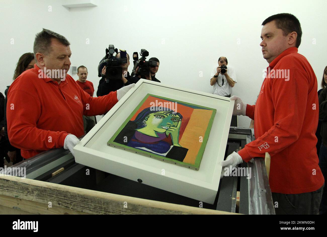 11.03.2013., Zagreb - Coffin avec une photo de Dora Mar a été ouvert aujourd'hui à Klovicevi dvori. Les œuvres de Picasso sont arrivées de Paris sous une lourde protection policière et ont été acclimatées dans des circonstances spéciales. D'autres photos seront ouvertes d'ici la fin de la semaine.l'exposition, qui coûtera environ neuf millions de couronnes, et est fournie à 670 millions de couronnes ouvrira le 23 mars. Photo: Anto Magzan/PIXSELL Banque D'Images