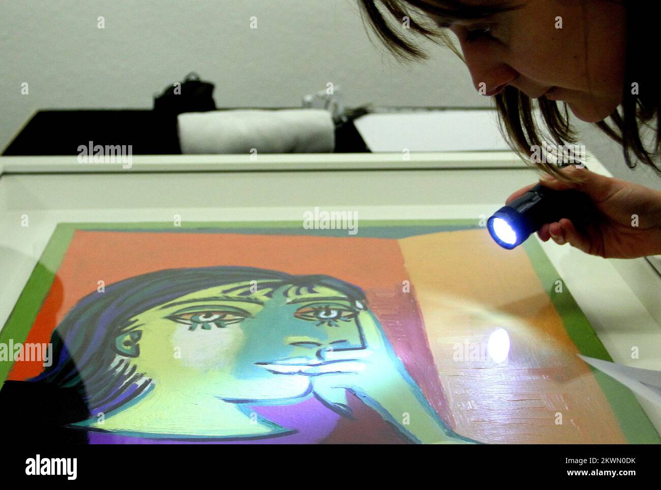 11.03.2013., Zagreb - Coffin avec une photo de Dora Mar a été ouvert aujourd'hui à Klovicevi dvori. Les œuvres de Picasso sont arrivées de Paris sous une lourde protection policière et ont été acclimatées dans des circonstances spéciales. D'autres photos seront ouvertes d'ici la fin de la semaine.l'exposition, qui coûtera environ neuf millions de couronnes, et est fournie à 670 millions de couronnes ouvrira le 23 mars. Photo: Anto Magzan/PIXSELL Banque D'Images