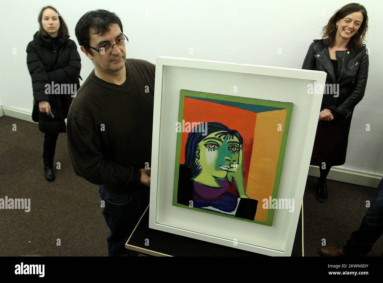 11.03.2013., Zagreb - Coffin avec une photo de Dora Mar a été ouvert aujourd'hui à Klovicevi dvori. Les œuvres de Picasso sont arrivées de Paris sous une lourde protection policière et ont été acclimatées dans des circonstances spéciales. D'autres photos seront ouvertes d'ici la fin de la semaine.l'exposition, qui coûtera environ neuf millions de couronnes, et est fournie à 670 millions de couronnes ouvrira le 23 mars. Photo: Anto Magzan/PIXSELL Banque D'Images