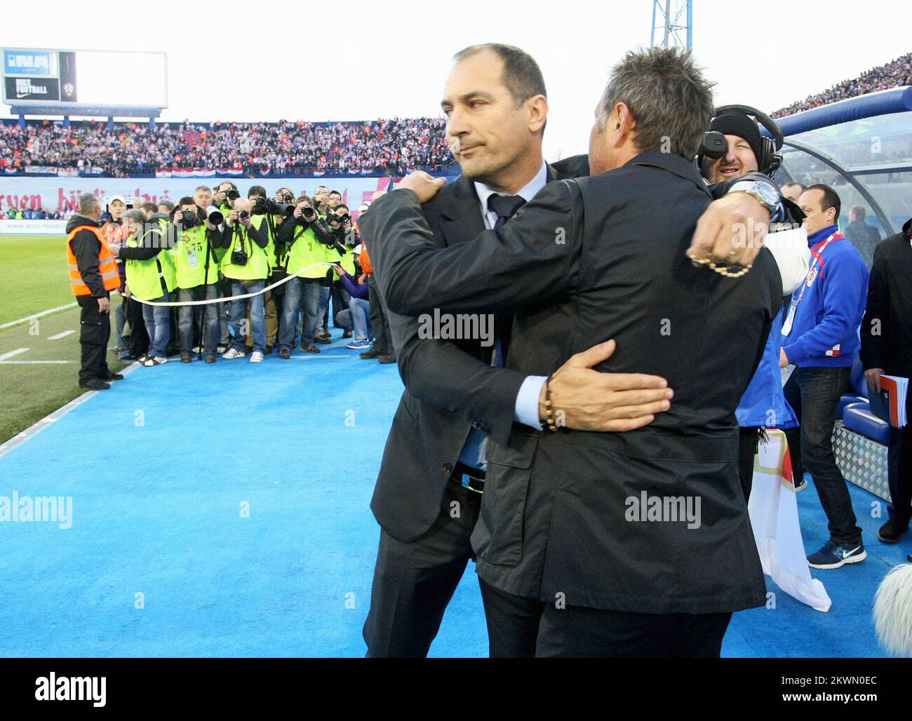 Les managers Igor Stimac et Sinisa Mihajlovic s'élancent après le match de la coupe du monde 2014 entre la Croatie et la Serbie au stade Maksimir en Croatie. Banque D'Images