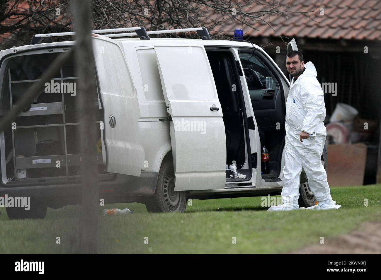 09.04.2013., Velika Ivanca, Serbie - près d'un petit endroit appelé Mladenovca en Serbie Ljubisa Bogdanovic a tué 13 personnes, 6 hommes, 6 femmes et deux ans d'enfant. Après le massacre, il a essayé de se tuer et de tuer sa femme. Ils sont tous deux transférés à l'hôpital et sont dans un état critique. Presse ont des informations non officielles thet sa femme est également morte à l'hôpital qui le rend meurtrier de 14 personnes. La police ne sait pas quel était son motif. Photo: Davor Javorovic/PIXSELL Banque D'Images