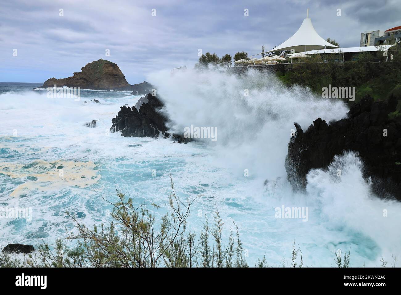 Mer orageux avec de hautes vagues le long du front de mer à Porto Moniz à Madère Banque D'Images
