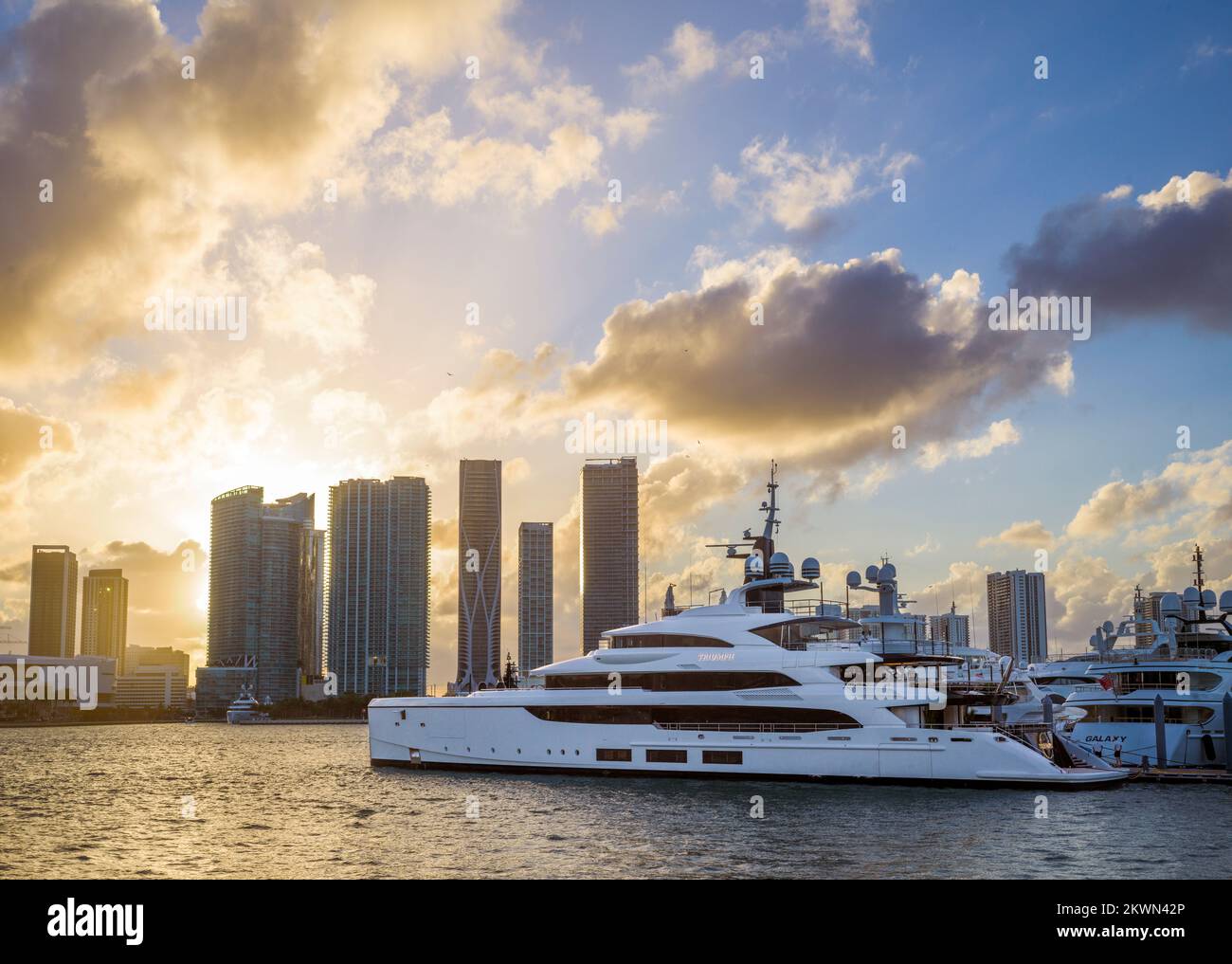 MEGA Yacht et Miami Downtown Skyline Miami Florida, États-Unis Banque D'Images