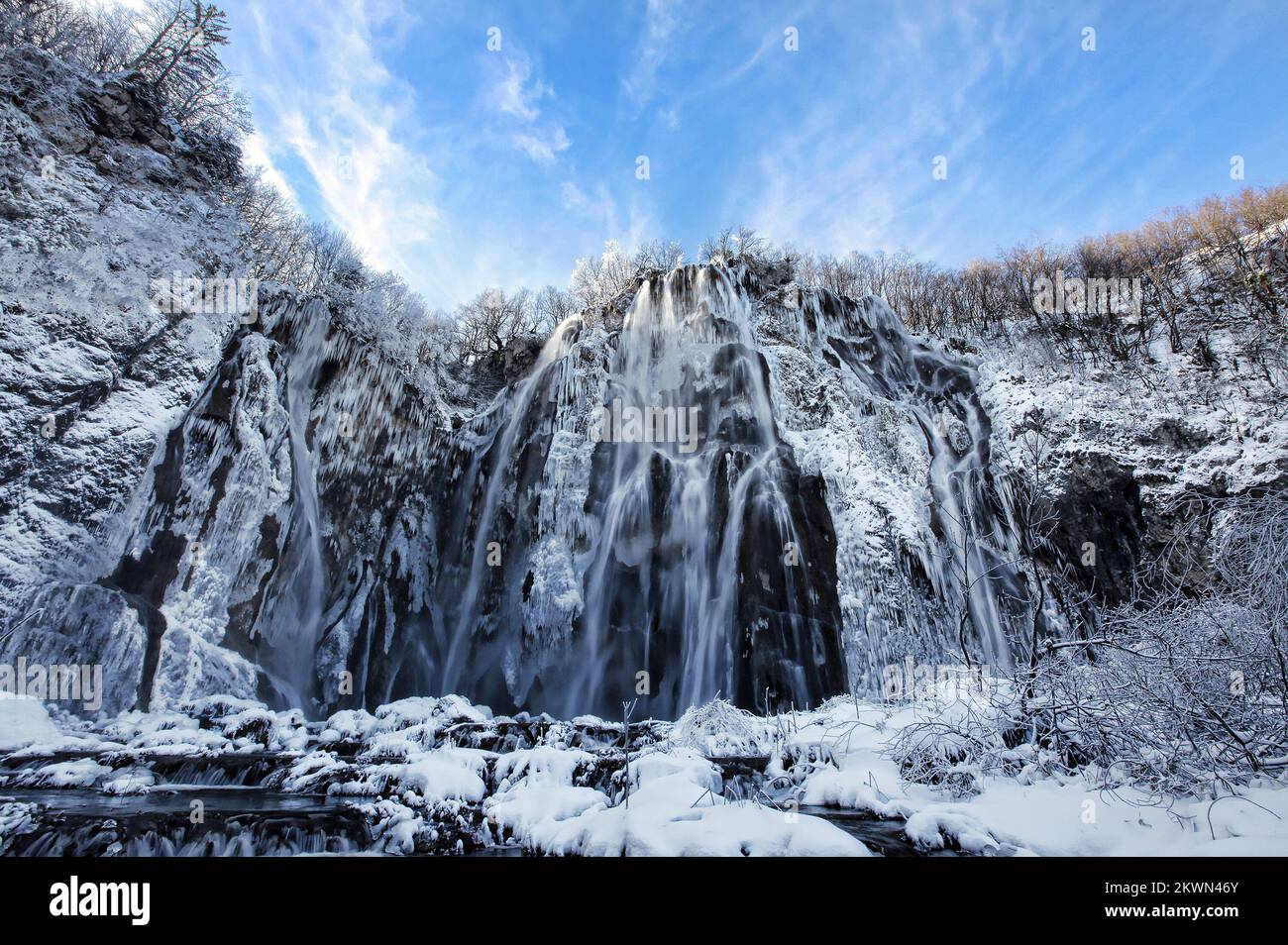 La Croatie en tant que 28th Etat membre de l'UE: Parc national Plitvicka jezera Parc national Plitvicka jezera c'est le parc national croate le plus grand, le plus ancien et le plus populaire. Il représente une zone de montagne boisée dans une série de 16 petits et grands lacs bleu cristal. Le lac reçoit de l'eau de nombreuses rivières et ruisseaux, et ils sont reliés par des cascades et des chutes d'eau. Barrières de travertin, qui ont été faites ?????? il y a dix mille ans, une des caractéristiques fondamentales du parc. La situation géographique spéciale et les conditions climatiques spécifiques ont contribué à l'émergence de l'homme Banque D'Images