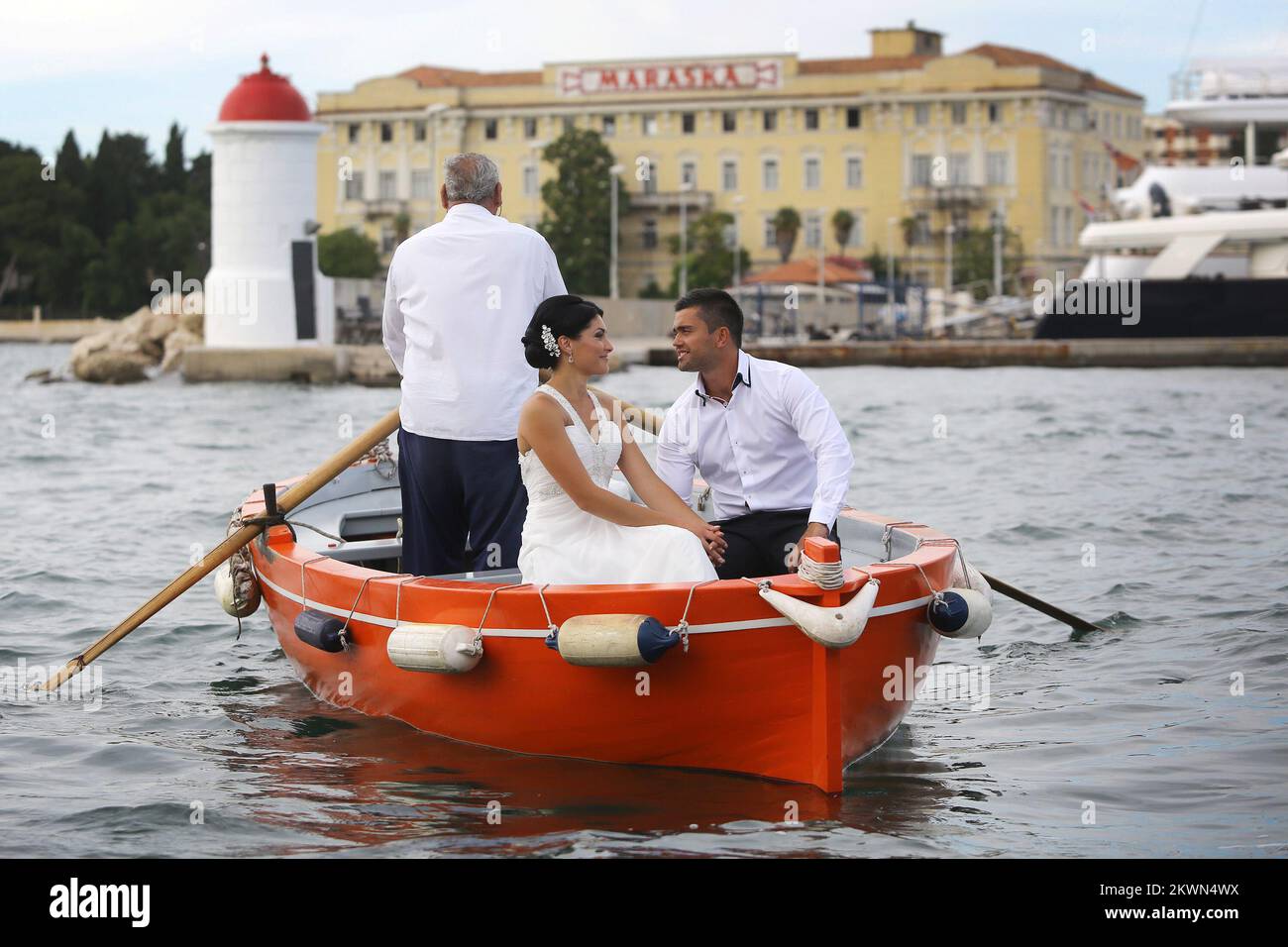 23.06.2012: Zadar, Croatie: Heureux newlyweds pour la photo a décidé de rouler avec le vieux bateau appelé 'barkajol' qui a été utilisé par de vieux pêcheurs en 14th siècle dans la mer Adriatique. Les jeunes mariés se sont mariés. Photo : Filip BRALA/PIXSELL Banque D'Images