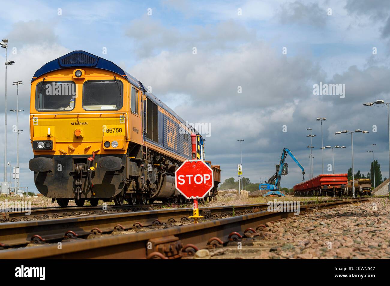 Locomotive diesel de classe 66 en GB Railfreight transportant des wagons de ballast sur le chemin de fer britannique, en Angleterre. Banque D'Images